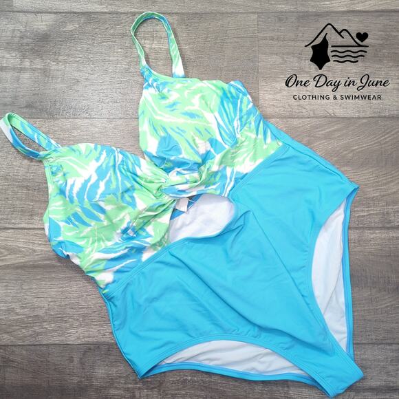 Cupshe Plus Size Twist Front Keyhole One Piece Swimsuit Size 3X - Picture 3 of 7